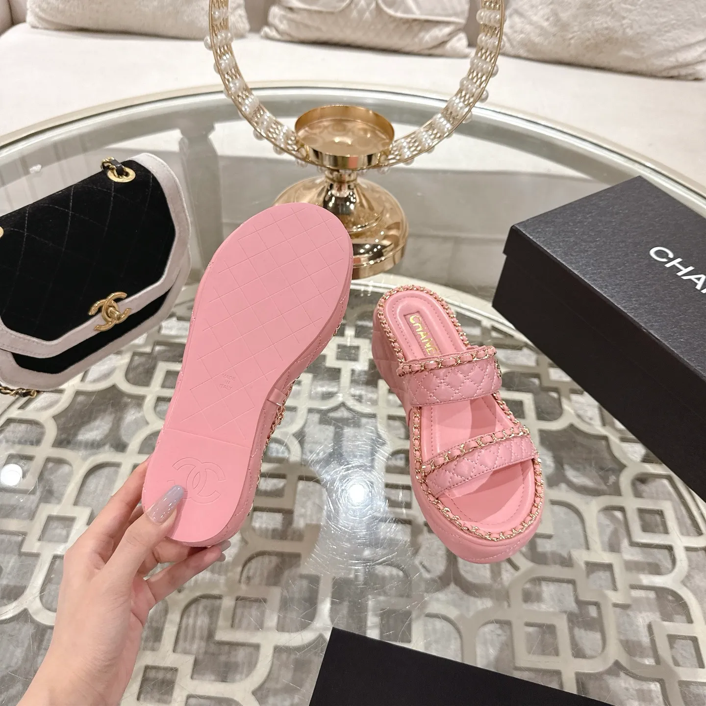 💕💕Factory direct selling price p600💕💕 𝐂𝐇𝐀𝐍𝐄𝐋 | Xiaoxiang 25𝐬𝐬 🦋2025 Spring and Summer New Products Counter Classic Xiaoxiang Double C Diamond Chain Slippers Series New〰 🍬 A must-have in the BS fashion circle The matching will interpret the meticulous, minimalist and classic elements that will never fade away. 💋 Showing a unique dressing style that is too beautiful to say. A must-have for summer... Upper: original high-customized lambskin. Lining: imported mixed sheepskin lining. Outsole: original molded non-slip outsole. Shoe size: 35-39 (34.40.41.42 customization is not returnable).